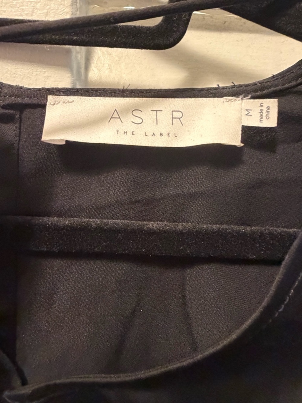 ASTR 🖤 Key Hole Cutout Long Sleeve Top - Picture 6 of 6